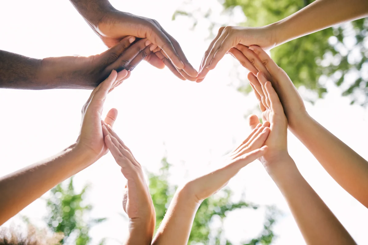 des mains formes un coeur pour illustrer un article sur le bénévolat sur le site Hybride et Paillette organisme de formation sur la communication non violente