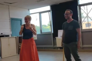 Ewen et Virginie de Hybride et Paillette animant une formation en communication