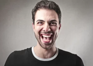 Homme en train de se moquer, image pour illustrer un article du site d' Hybride et Paillette organisme de formation en communication positive